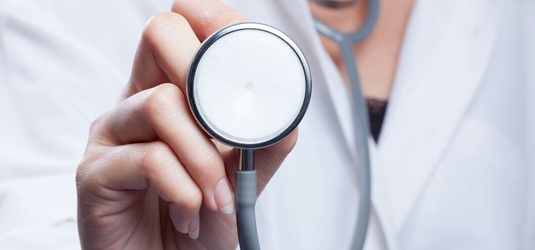 طبيب مع سماعة الطبيب