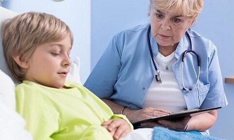 طبيب وطفل في المستشفى