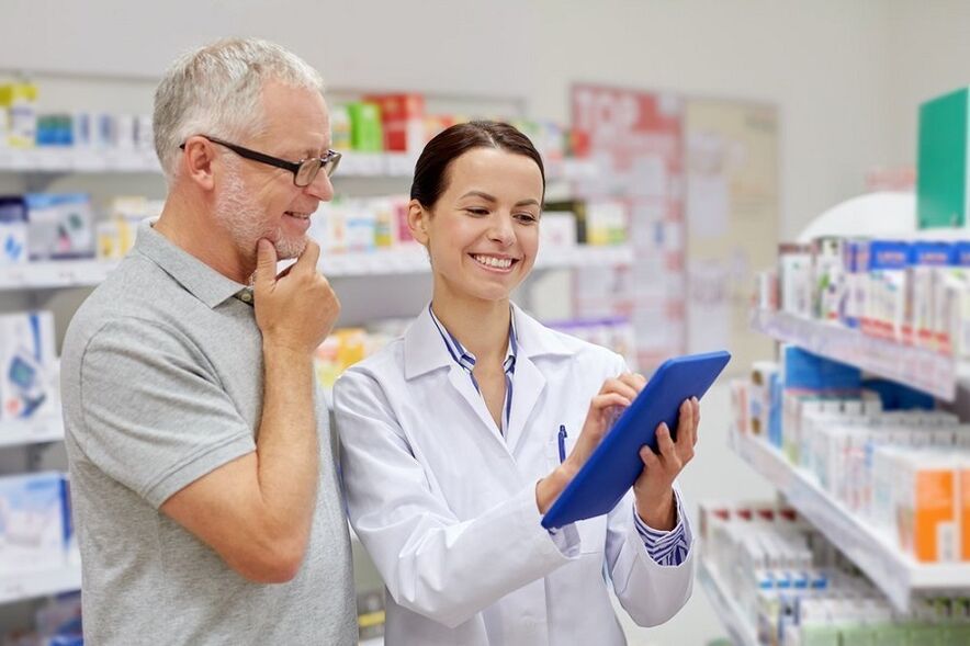 يصف الطبيب دواءً للطفيليات للرجل